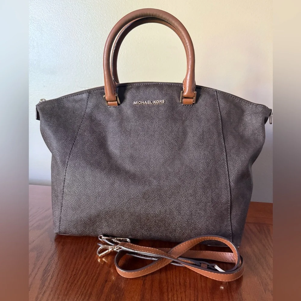 Michael Kors Riley Large Signature Satchel - Picture 4 of 13